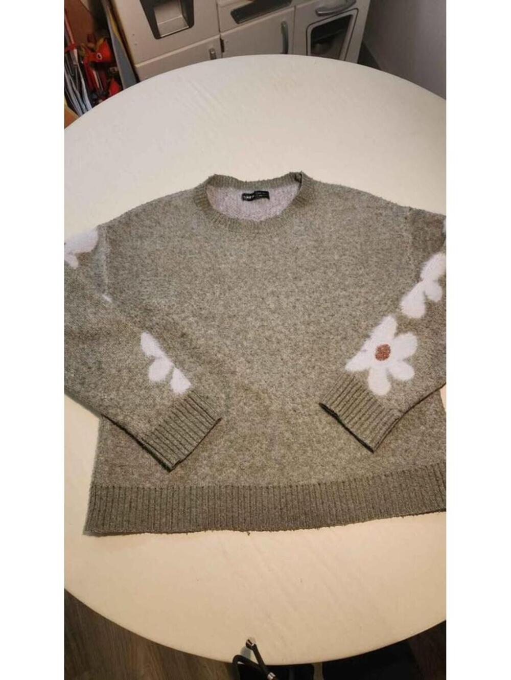 Green Fuzzy Daisy Womans Sweater Size M